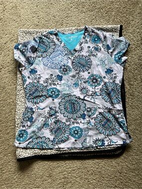 Uniform Advantage Women's V-Neck scrub top Floral Print Tunic in Blue and White